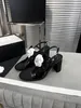 Chanells Sandals Channeliness Designer 9cm Camellia Flower Brands Sandal C Família pequena Fragrância Sapatos Sapatos femininos Senhoras Bowknot Couro preto branco BR