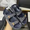 Kanaal gewatteerde denim tweed lederen muildieren slippers dad sandaal voor vrouwen zomerglaasjes in elkaar grijpende c riem flats bedrukte platform sandalen haak en lus 35-41