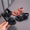 Сандалии детские сандалии 2023 летние новые мальчики и девочки унисекс корейская версия мода All-Match Soft Sole Solid Loop Плоские каблуки AA230518