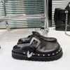 Hausschuhe Designer-Hausschuhe für Damen, Toga, modisch, luxuriös, dicker Boden mit Schnallen, Metallteile, Punk-Wind, schwarze flache Sandalen, gezahnt, lässig, Wickelkopf, Hal J230520