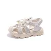 Sandaler pojkar sommarstrand sandaler flickor mode ihåliga sommarskor baby mjuk anti-kick barfota skor aa230518