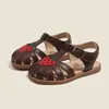 Sandalen Zomer Babymeisjes Sandalen Echt lederen Cartoon Strawberry Kinderen Beach Sandalen Cowhide Non-Slip Sole Kinderschoenen AA230518