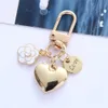 Nouveau nouveau porte-clés coeur en métal mode lettres camélia pendentif rond pour femmes filles étui pour casque accessoire sac bibelot cadeau de fête