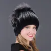 Bonnets Bonnet/Crâne Casquettes Hiver Femmes Chaud Mode Bonnet Tricoté Chapeau Réel Fourrure De Rex Avec Fleur Sur Le Côté Russie 2023 CapsBeanie/Crâne Wend22