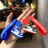 Creative New Mini Basketball Shoes Stereoskopisk modell Keychains Sneakers Entusiast Souvenirs Keyring Car Ryggsäck Present G220421
