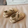 Сандалии 2023 Summer Kids Sandals Дети мягкие кожаные пляжные сандалии простые стиль мальчики для девочек.