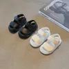 Sandały Sandały Dzieci Letnie buty plażowe dla chłopców Dziewczęta Toddlery Little Boy Sandals Fashion 2023 Nowe u stóp zakręconych palcami anty-Kick Soft AA230518