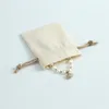 Boutons de manchette 50 pcs Coton Toile De Jute Bijoux Sac Petit Nature Toile Sacs pour Collier Boucle D'oreille Anneau Pochette De Mariage Fête De Noël Bonbons Cadeau 230519