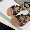 Женские дизайнерские модные римские сандалии тапочки для кросс -пленки лодыжка для шнурной шнуры лето новые роскошные открытые плоские дно песчаные пляжные сандалии