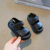 Sandały Sandały Dzieci Letnie buty plażowe dla chłopców Dziewczęta Toddlery Little Boy Sandals Fashion 2023 Nowe u stóp zakręconych palcami anty-Kick Soft AA230518