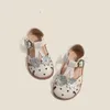 Sandalen Nieuwe echte lederen meisjes Sandalen Zomer dichtbij Teken Fashion Kids Sandalen Glanzende bloem Baby Zachte zool Kinderschoenen AA230518