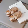 Sandals Hollow Girl Sandálias para crianças para crianças Sapatos de garotas Estilo Britânica Sandálias planas para menino Teave de frete grátis Retro simples 2023 AA230518