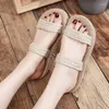 Slippers 2023 Moda minimalista banda cruzada feminino sandálias de praia lândides de alcatrille chinelos pisos de dois sapatos de palha sapatos
