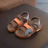 Sandálias de verão sandálias infantis Novo estilo casual colorido sandálias respiráveis ​​meninos meninas meninas de praia de praia macia sapatos de sandálias Kids aa230518