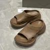 Mode kvinnor crocss tofflor sandaler trendiga hotellplattformar platt icke-halksreglage Italien onyx harts läder enkel designer komfort comany nyhet flip flops eu 35-42