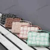 Designers Cross Body Liten Square Bag Ny Summer Clamshell Womens Bag Woven Sying Bean Curd Bag Stor kapacitet Pendlarväska