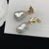 Nuovi orecchini della perla di stile Orecchini d'argento della vite prigioniera di alto senso di eleganza francese femminile Tutto-fiammifero