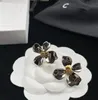 Orecchini a forma di fiore in argento lucido di qualità per le donne Orecchini a bottone in argento con tutto il fiammifero alla moda temperamentale