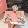 Moda de verano Sandalias de mujer Cristal en forma de corazón el sol Slingback Sandalias de diseñador Tacón de aguja Mujer Bombas de plata con caja