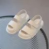 Sandalen meisjes sandalen 2023 nieuwe kinderen mode casual schoenen solide kleur kinderen strandschoenen voor jongens zomer pu hook lus ademende aa230518