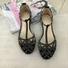 Сандалии 2023 Женская Т-образная полоса Baotou Hollow Crinestone Crystal Flat Bugle Shoes Roman Beach Summ Sz 34-41