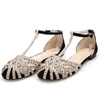 Сандалии 2023 Женская Т-образная полоса Baotou Hollow Crinestone Crystal Flat Bugle Shoes Roman Beach Summ Sz 34-41