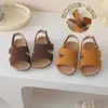 Sandalen Kids Sandalen Zomer 2023 Nieuwe kinderen Retro Casual Roman Sandals Boys Girls Woonden Open-teen eenvoudige stijl Beachschoenen AA230518