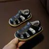 Sandaler baby flickor pojkar sommar sandaler spädbarn anti-kollision småbarnskor mjuk botten äkta läder barn barn strand sandaler aa230518