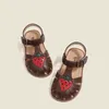 Sandalen Zomer Babymeisjes Sandalen Echt lederen Cartoon Strawberry Kinderen Beach Sandalen Cowhide Non-Slip Sole Kinderschoenen AA230518