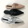 Designer de chinelos designer pontudo espelho de couro prateado feminino banda de cristal tênis de verão slides ao ar livre sândalo de salto baixo sandalias