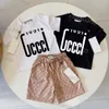 Neue Luxus-Designer-Kleidungssets für Kinder, T-Shirt, weiß, schwarz, mit Monogramm, Shortst-Mode, britische Modemarke, Sommer-Kinderschätze, zweiteilige Baumwolloberteile für Mädchen