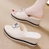 Slippers Женская булавка из пряжки цветочные сандалии на открытом воздухе на каблуках шлепанцы пляжная платформа обувь 2023 Roman