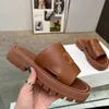 2023 Designer Kvinnor Lyxiga tofflor Triomf utsmyckade lädersandaler Öppna tår svarta vita sommarskor Kvinnor Girls Holiday Shoe