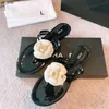 Pantoufles 2023 Mode Femmes Pantoufle Designer Sandales Noir Blanc Canal Camélia Fleur Caoutchouc tongs De Luxe D'été Plage Out chaussures J230520