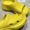 Mode kvinnor crocss tofflor sandaler trendiga hotellplattformar platt icke-halksreglage Italien onyx harts läder enkel designer komfort comany nyhet flip flops eu 35-42