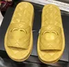 Alta versión de pequeñas zapatillas de suela gruesa de viento fragante Ropa exterior de verano para mujer Moda Estilo explosivo de sandalias Chanclas de cuero con fondo de pastel