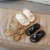 Сандалии 2023 Summer Kids Sandals Дети мягкие кожаные пляжные сандалии простые стиль мальчики для девочек.