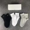 Coton Femmes Hommes Chaussettes Classiques Designers Cheville Lettre Respirant Noir Blanc Gris Mélange Football Basketball Sport Chaussette Designer Casual Confort