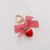 Keychains Mooie lint Strawberry Keychain Keyring voor vrouwen Girl sieraden gesimuleerde fruit bowknot schattige tas sleutelhouder sleutelhanger