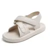 Сандалии 2023 Summer Kids Sandals Дети мягкие кожаные пляжные сандалии простые стиль мальчики для девочек.