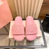 Luxury Soft SheepSkin Slipper Style Sandaler för kvinnor Designer tofflor Metallbokstäver på den övre, lädersulan lindad runt hälen