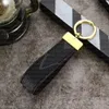 سلسلة مفاتيح جلدية حامل بطاقة تصميم رائع فاخر مصمم كيرينغ سبائك الزنك رسالة للجنسين الحبل لطيف للنساء الرجال أسود أبيض معدن مع صندوق fashionbelt006