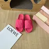 Luxury Soft SheepSkin Slipper Style Sandaler för kvinnor Designer tofflor Metallbokstäver på den övre, lädersulan lindad runt hälen