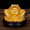 ノベルティアイテムFeng Shui Money Coin Toad Figurine Statue L​​ucky Fortune Wealth Gold Frog Tabletop Decorator飾り飾り飾り飾りG230520