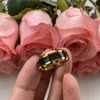 Bandas 8mm Anel de Carboneto de Tungstênio de Ouro para Homens Mulheres Banda de Casamento Preto Fibra de Carbono Inlay Chanfrado Polido Brilhante com Ajuste Conforto