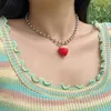 Choker Sarircon Korean Cute Red Acrylic Strawberry Pendant Punk Iron Bead Chain Short Necklace for Women Trend Y2Kネックジュエリー