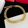 Hiphop Mulheres Minimalistas Cara de Chain Chain Chain Diamond V Letter Pingente colares pendentes Gold Bracelet Lock Chaker Chak