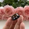 Band 8mm herrkvinnor Tungsten Carbide Wedding Band Rings Black Koa Wood Inlay Beveled Polished Shiny Comfort Fit Personlig anpassning