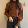 Suéteres de mujer en el otoño de 2023 Lazy Lantern manga larga Pit Strip medio cuello alto suéter se usa fuera de la parte superior