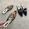 Terlik Marka Tasarımcı Ayakkabı Kadın Çiçek Metal Zincirleri Sandalet Bayanlar Kapalı Ayak Parmağı Flopları Damalar Düşük Topuklu Slaytlar 230511